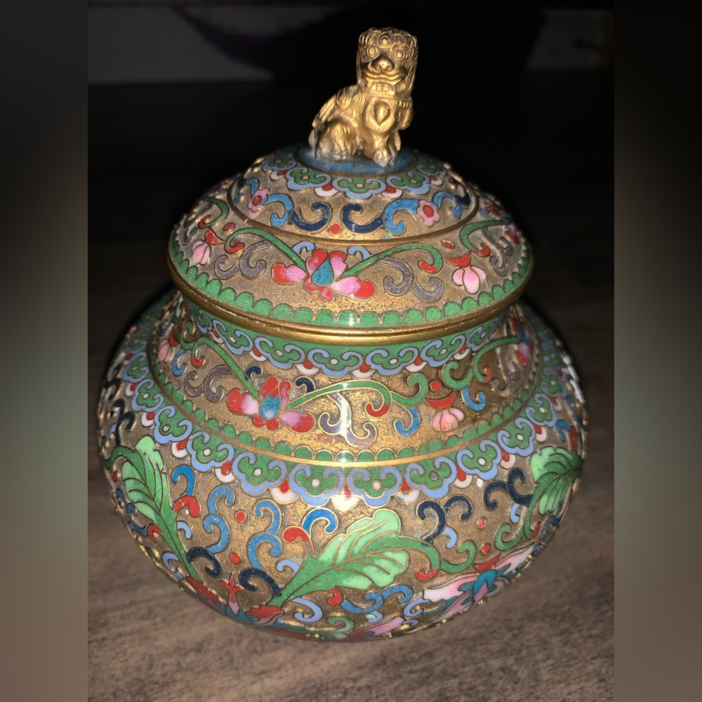 VINTAGE CHINESE CLOISONNÉ ENAMEL GINGER JAR WITH A LID AND FOO DOG FINIAL